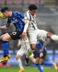  劳塔罗梅开二度助国米登顶积分榜首  