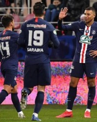  巴黎圣日耳曼主场大胜，里昂遭遇三连败  