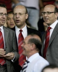  曼联球迷倒戈抗议管理层，要求格雷泽家族出售股权  