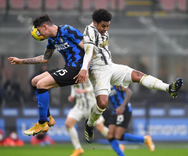  劳塔罗梅开二度助国米登顶积分榜首  